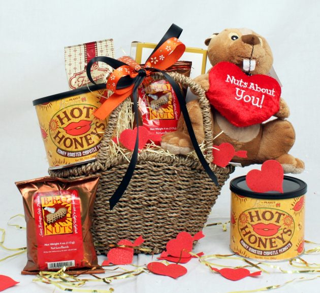 Подарки на День святого Валентина: коробка с её любимыми вкусностями 