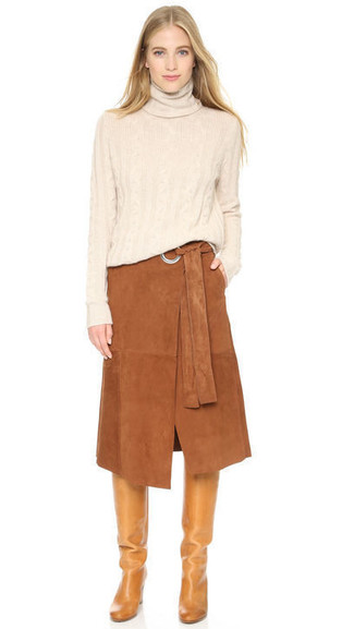 Как и с чем носить: бежевая водолазка, коричневая замшевая юбка-миди, светло-коричневые кожаные сапоги