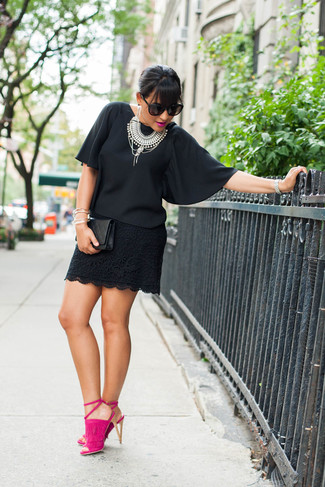 Как и с чем носить: черная шифоновая блуза с коротким рукавом, черная кружевная мини-юбка, ярко-розовые замшевые босоножки на каблуке, черный кожаный стеганый клатч