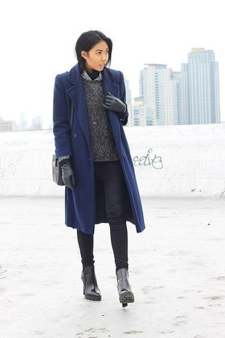 Как и с чем носить: темно-синее пальто, черная водолазка, темно-серый свитер с круглым вырезом, бело-черная классическая рубашка в вертикальную полоску