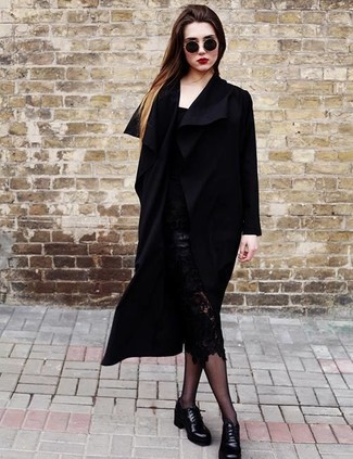 Как и с чем носить: черное пальто, черный свитер с круглым вырезом, черная кружевная юбка-карандаш, черные кожаные туфли дерби