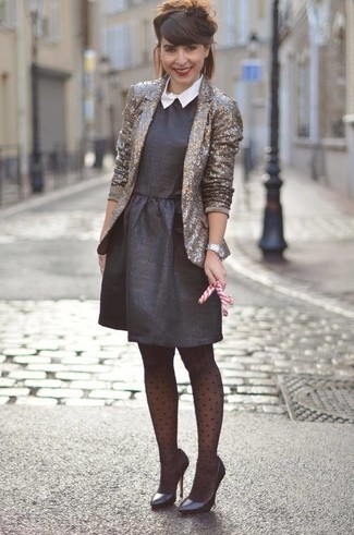 Как и с чем носить: золотой пиджак с пайетками, черное платье с пышной юбкой, черные кожаные туфли, серебряные часы