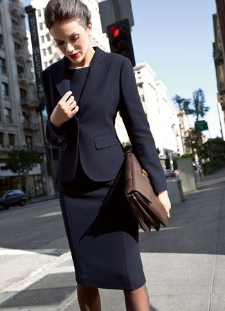 Как и с чем носить: черный пиджак, черное платье-футляр, темно-коричневая кожаная сумка-саквояж