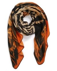 Оранжевый шарф с принтом