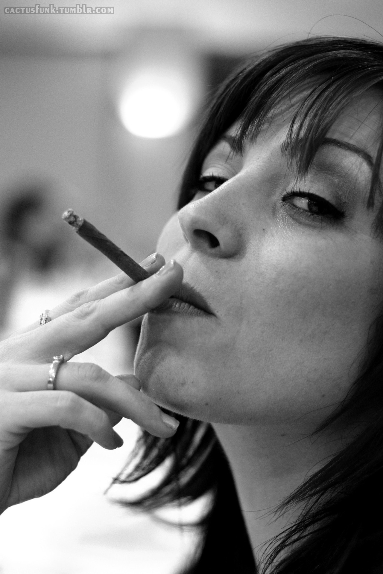 фото девушка курит марихуану