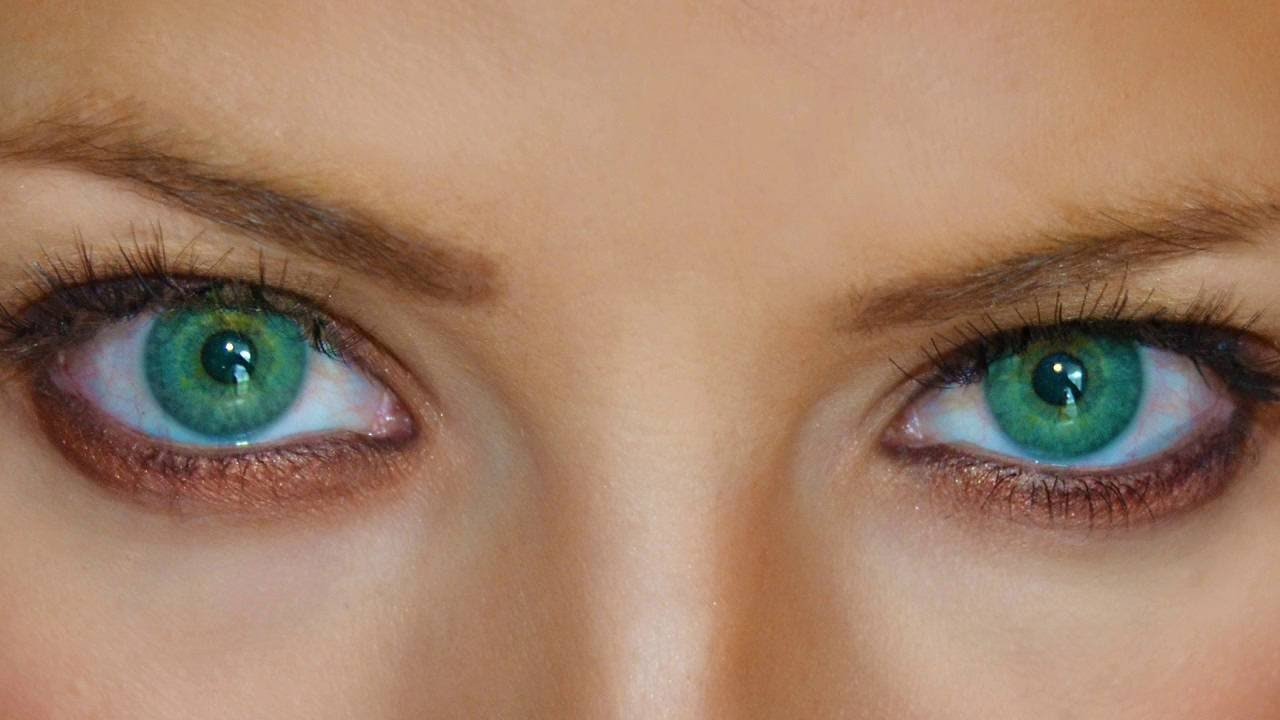 Зеленые глаза на свету. Красивые бирюзовые глаза. Изумрудно зеленые глаза. Необычный цвет глаз. Красивые зеленые глаза.