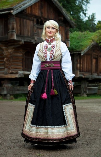 7d02c5c81273c524e46f9ea56a4df092--traditional-clothes-folk-costume.jpg