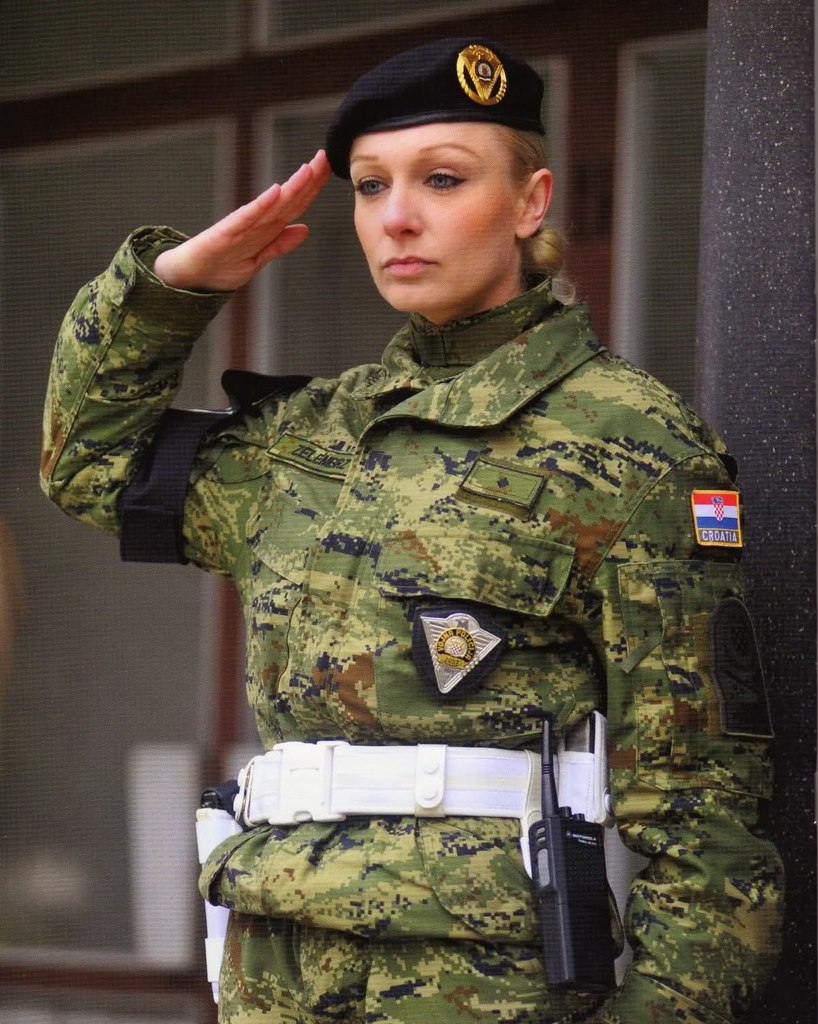 Картинка женщина военная
