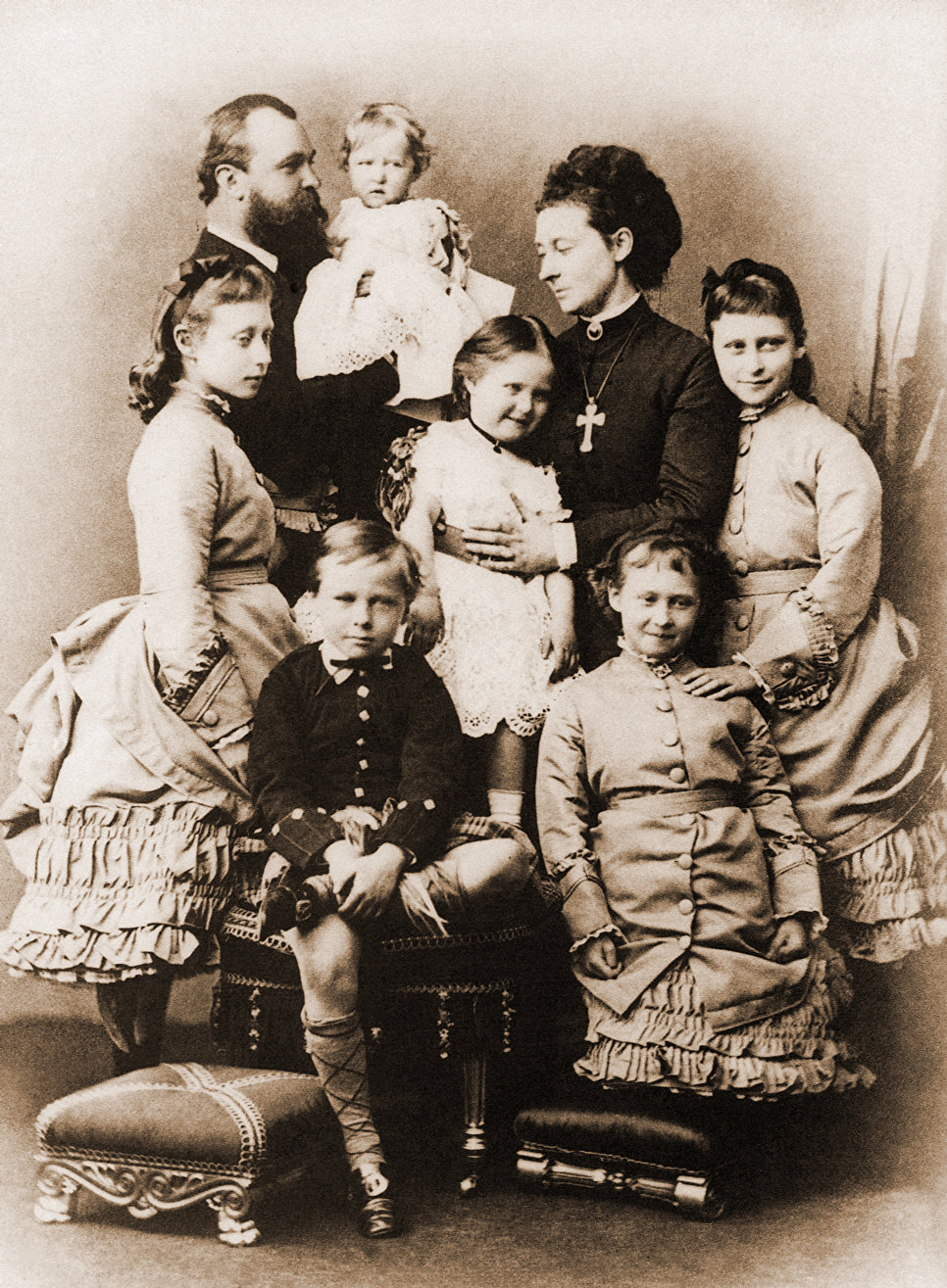 Семейный портрет: великий герцог Гессен-Дармштадтский Людвиг IV с супругой, герцогиней Алисой, и детьми. © Фото : из архива Марфо-Мариинской обители милосердия