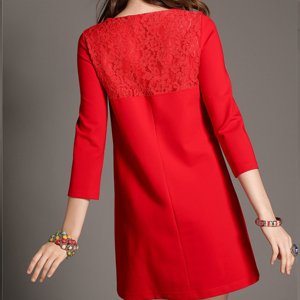 Короткое красное платье с кружевными вставками