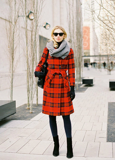 Девушка в красном клетчатом пальто