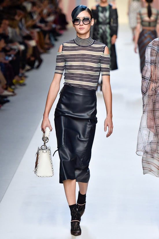 Модель в черной юбке каранндаш и полосатой футболке от Fendi