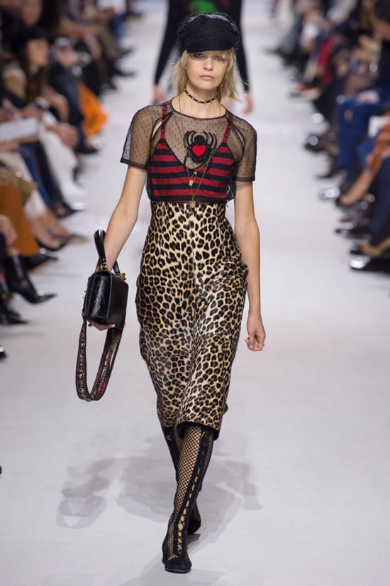 Модель в леопардовой юбке карандаш и полосатый топ от Christian Dior