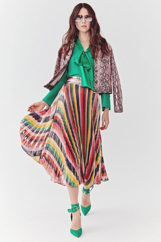 Модель в разноцветной плиссированной юбке миди изеленая блузка от Alice+Olivia