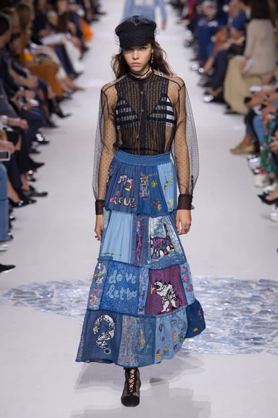 Модель в синей юбке макси и прозрачная футболка от Christian Dior