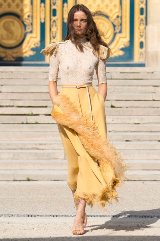 Модель в желтой юбке от Nina Ricci