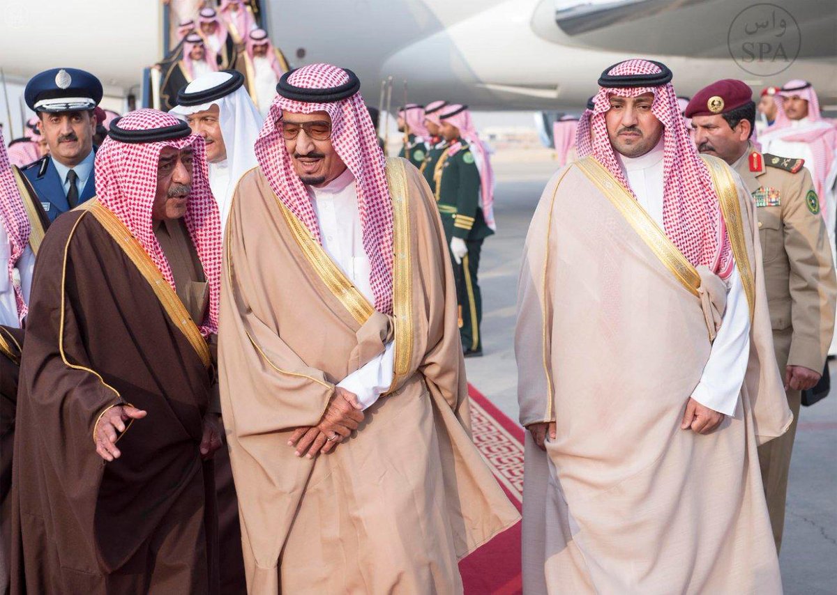 Саудия сегодня. Саудовская Аравия Национальная одежда. Саудовская Аравия нац костюм. Кандура Саудовской Аравии. Саудовская Аравия абайя.