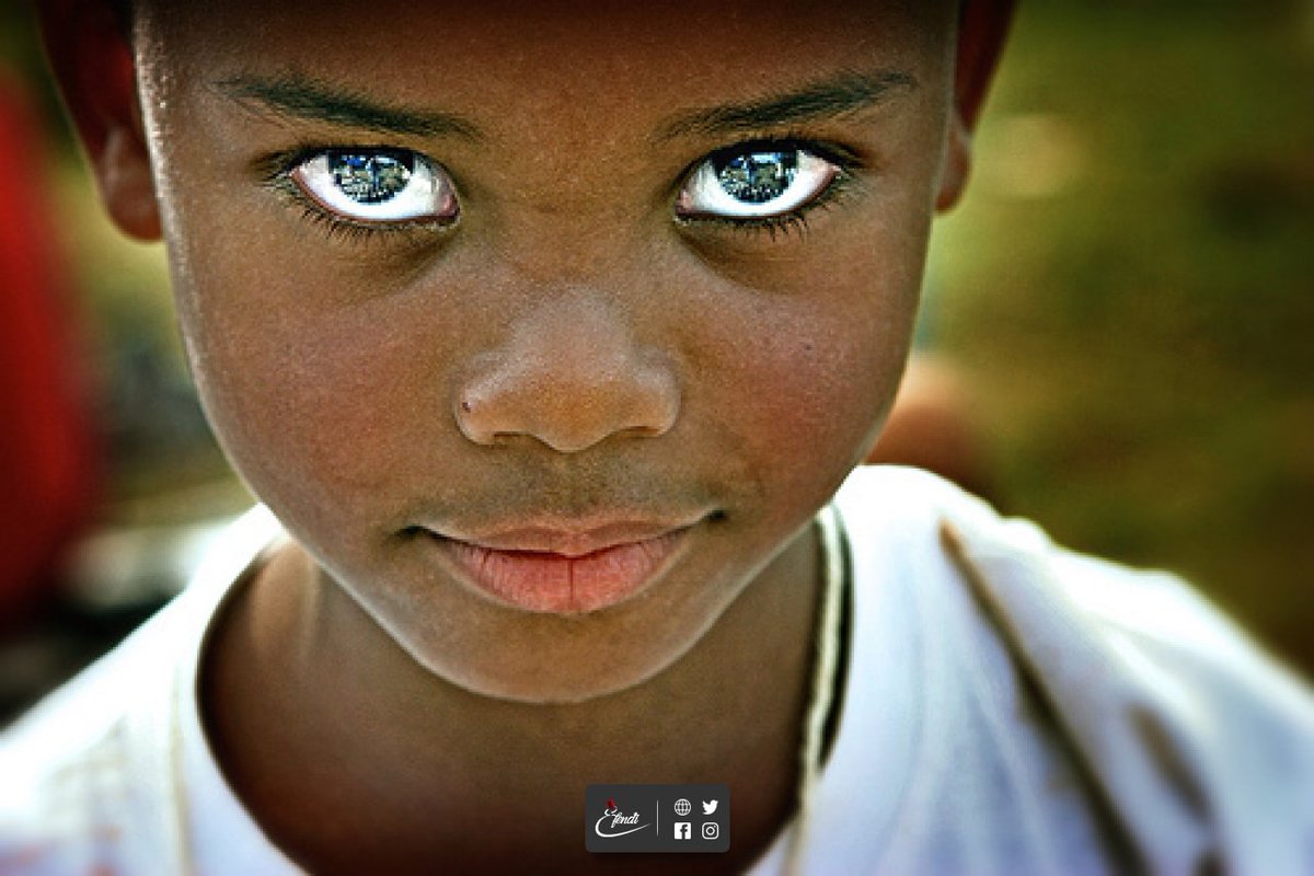 Голубоглазые родственники. Красивые глаза. Самый необычный цвет глаз. Дети с необычными глазами. Чернокожие с голубыми глазами.