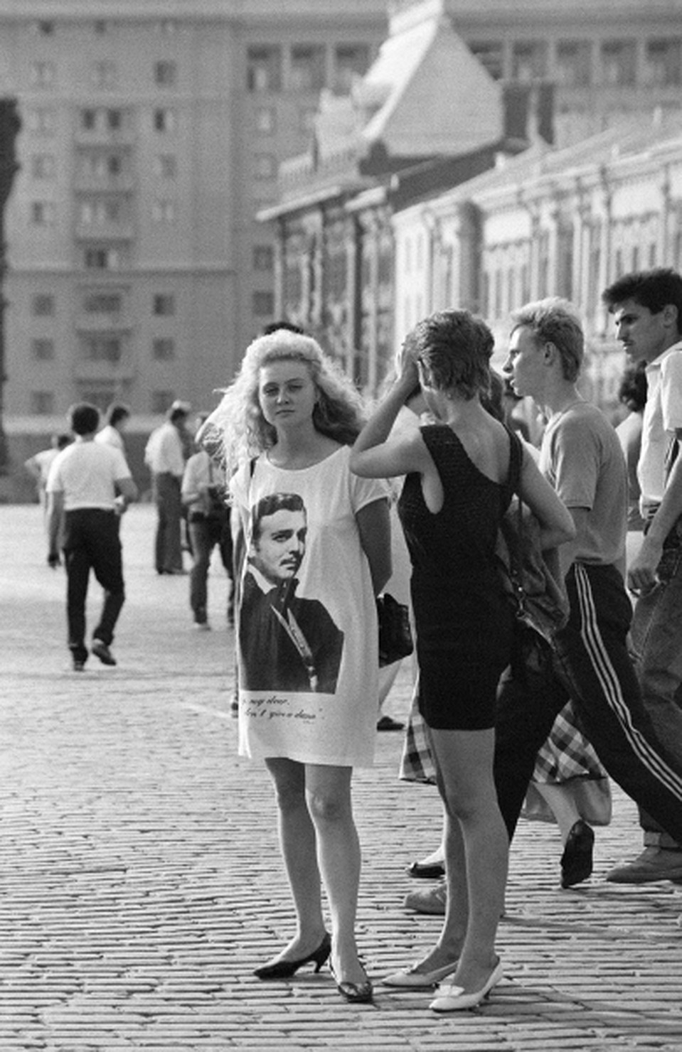 Модницы (платье с портретом!) на Красной площади в Москве, 1990 год. Фото: РИА Новости