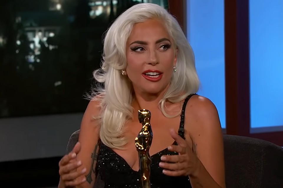 Леди Гага принесла свой "Оскар" на телешоу Джимми Киммела и рассказала, что она чувствует по отношению к Брэдли Куперу. Фото: кадр видео. 