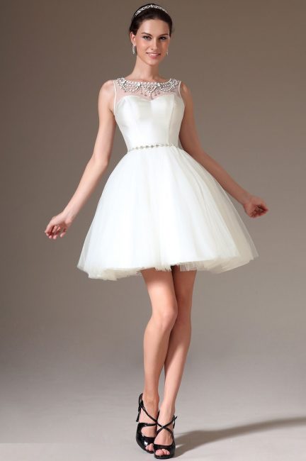 Короткое свадебное платье, украшенное жемчугом