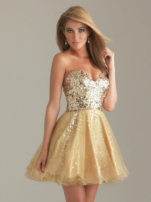 Короткое платье золотого цвета
