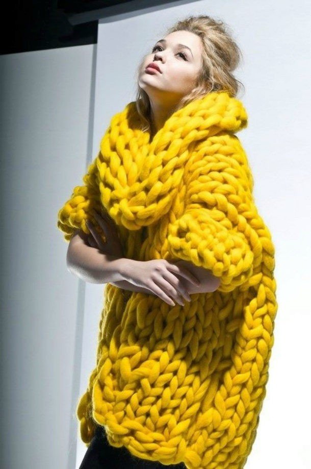 свитер крупной вязки желтый