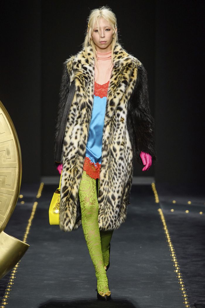 Модные шубы с леопардовым принтом Versace