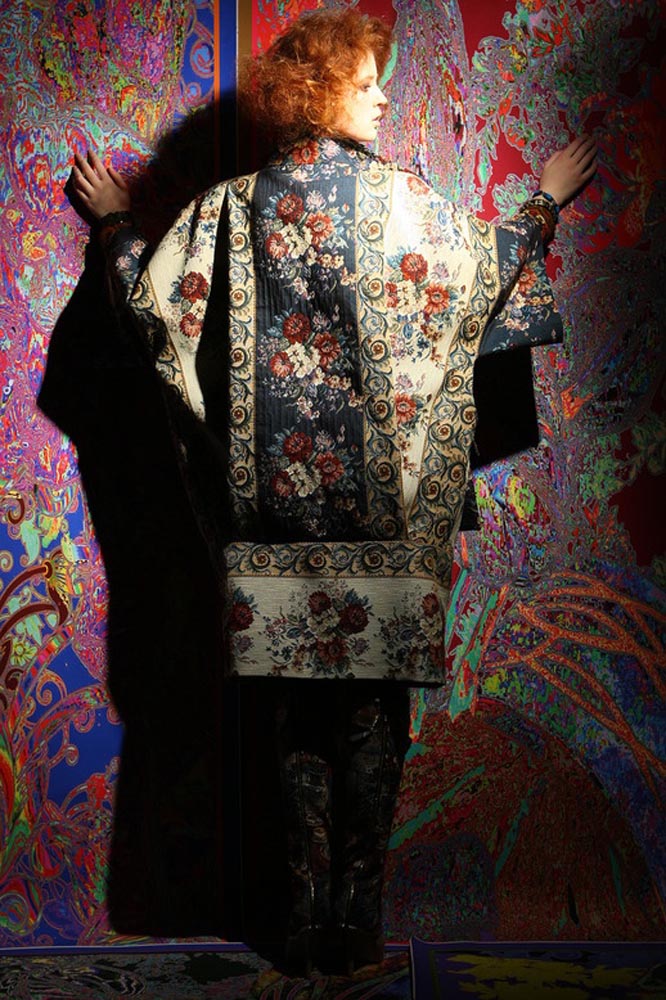 Гобеленовое пальто с широкими рукавами из коллекции Вячеслава Зайцева