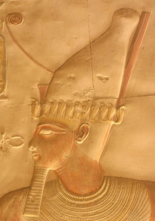 Корона "па схемти", украшенная венком из уреев. Рельеф из храма Сети I в Абидосе. 13 в. до н.э.